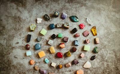 Different kind of gemstones on a table.