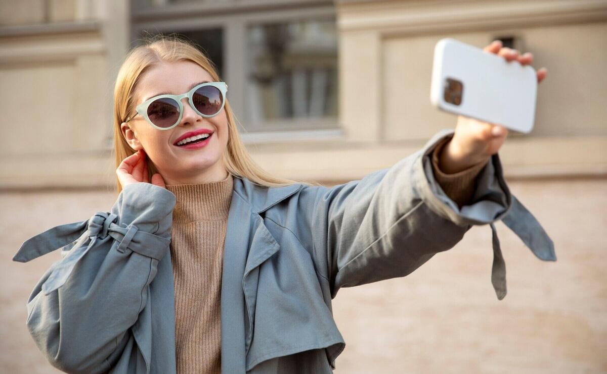 Medium shot woman taking selfie