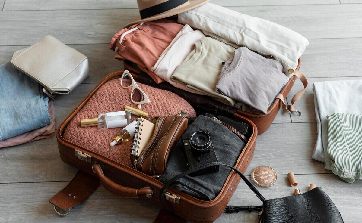 Arrangement of clothes and accessories in a suitcase