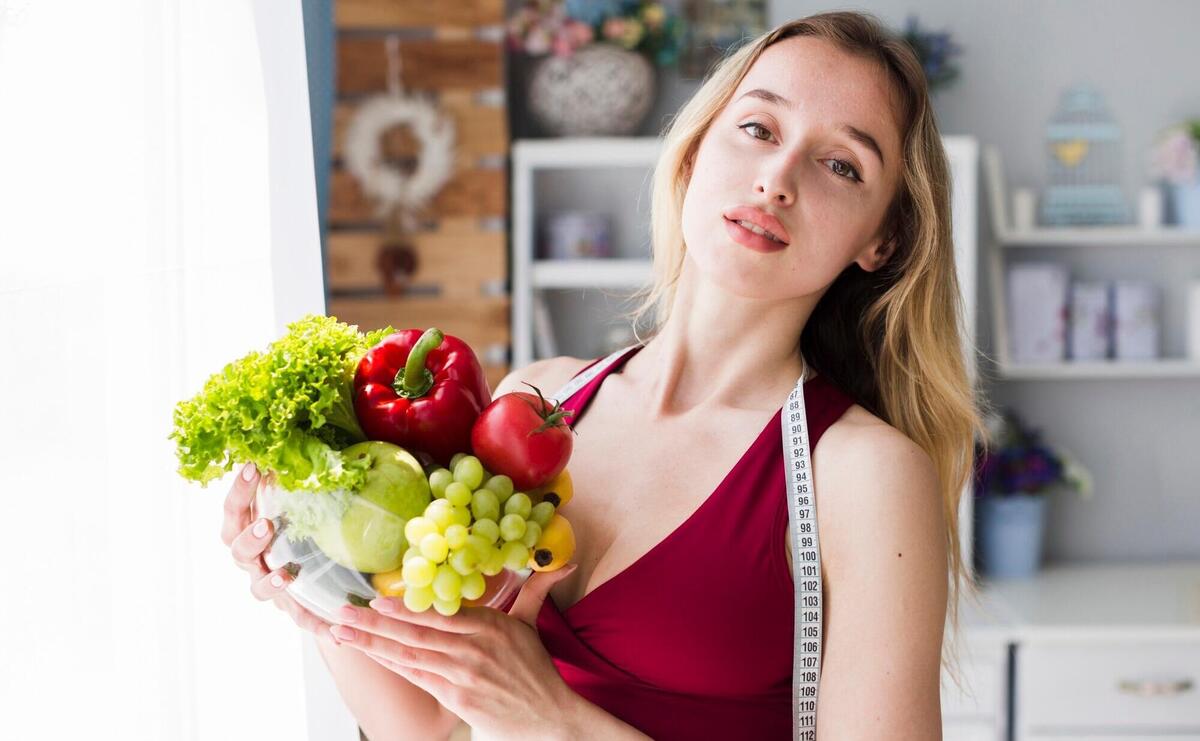 Diet concept with sporty woman in kitchen