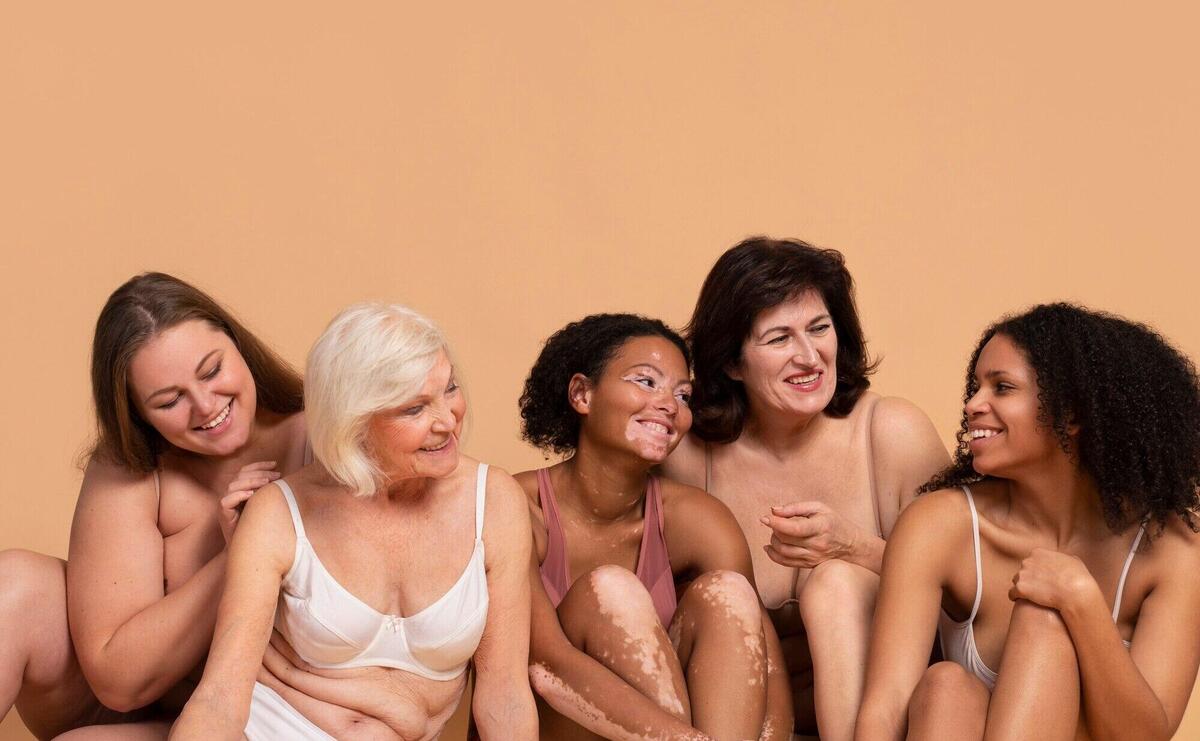 Medium shot smiley women sitting together