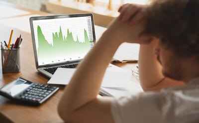 Portrait of caucasian unset and despair man watching financial and economical graphs during coronavirus quarantine, problems