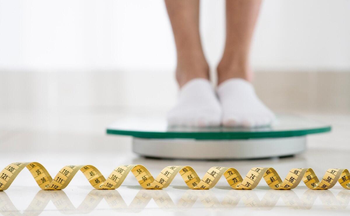 Close up legs on weight machine