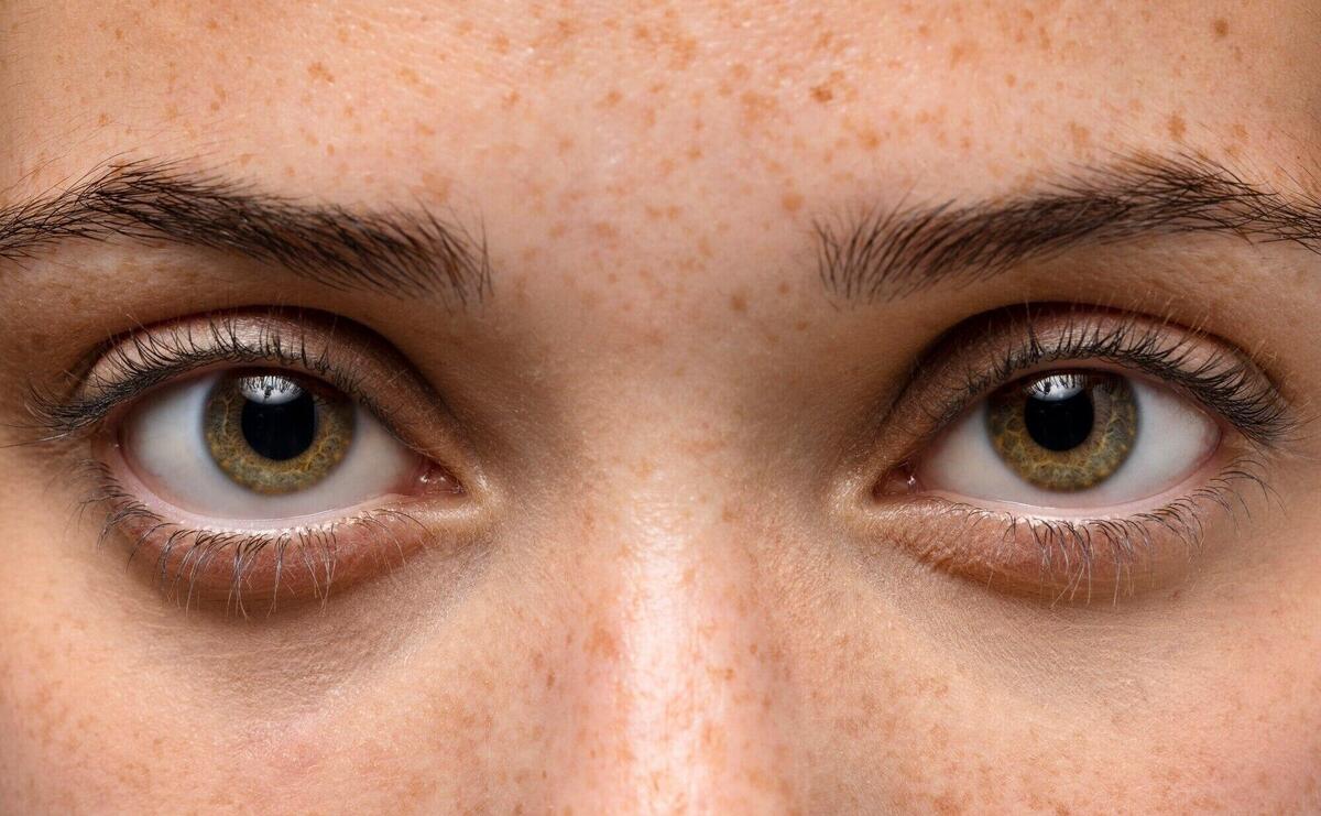 Front view woman with green eyes